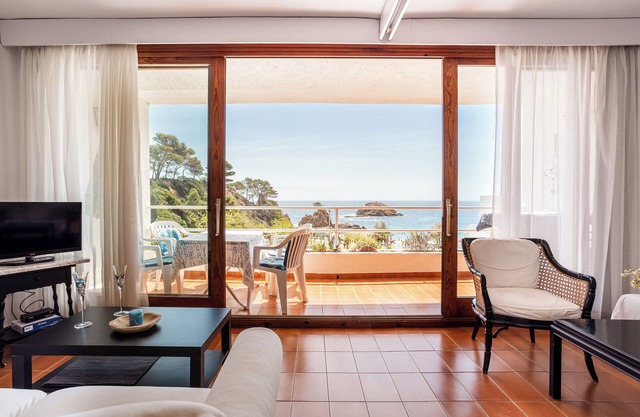Sea View Balcony Apartment - 3 minutes walk to the beach and free parking