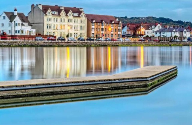 Sea view-beautiful apt in heart of West Kirby