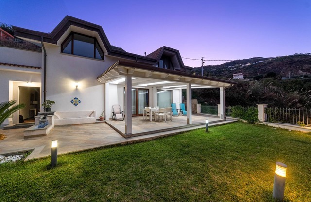 Sea view, exclusive villa, 800 metres from the beach