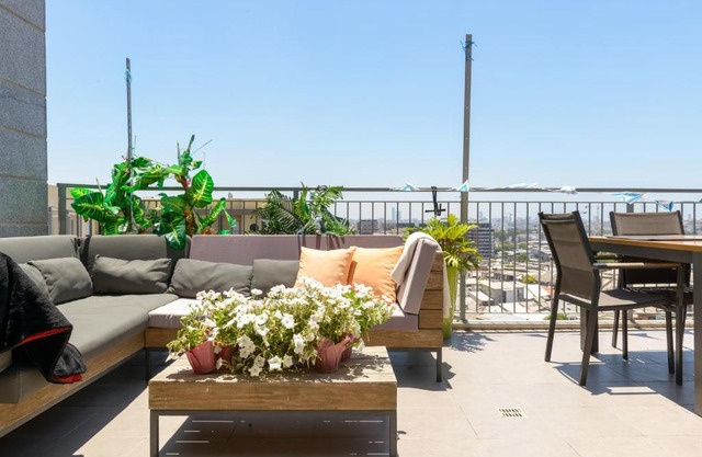 Sea View Penthouse In The Heart Of The City