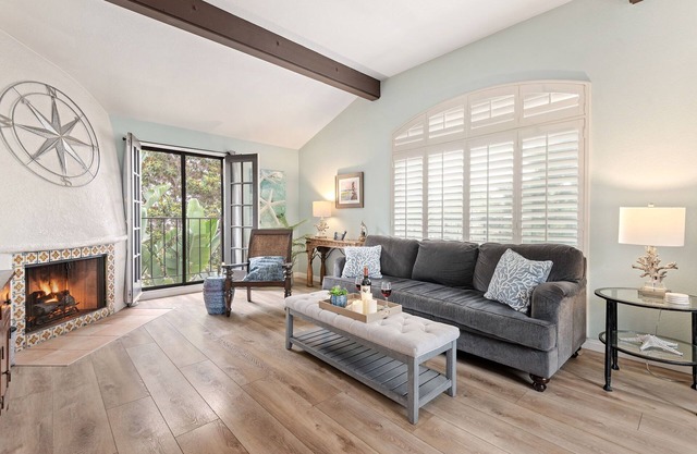 SEAbbatical by the Wharf, 2 BD, 2 BA Duplex, Walk to Beach