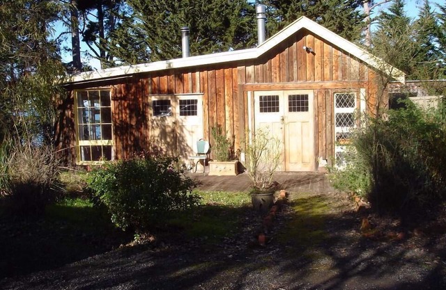 Seacliff cottage - in a beautiful historic reserve