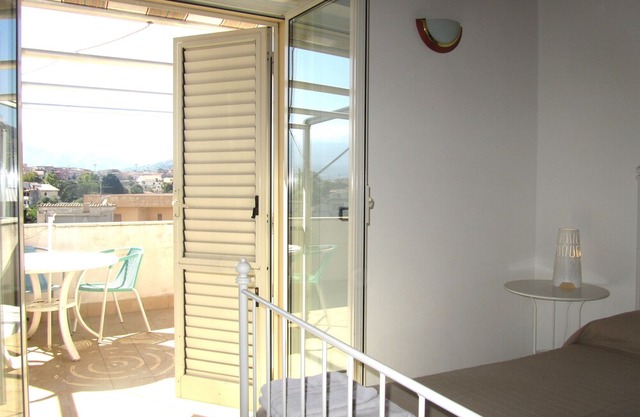 Seafront 1-bedroom apartment with perfect view over the sea&Etna!