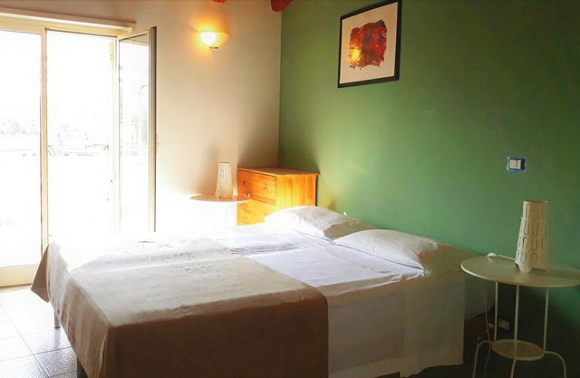 Seafront 1- Room Apartment With Perfect View Over Sea & Etna