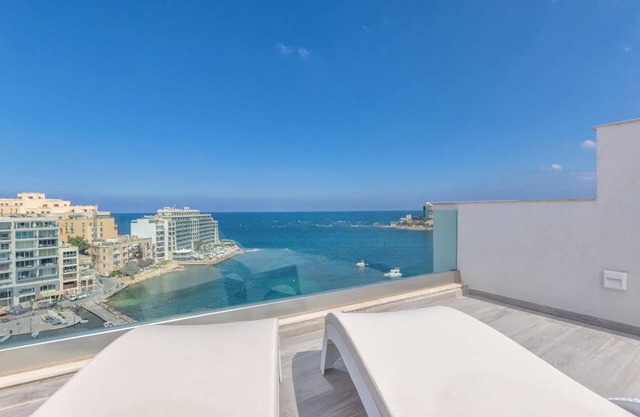 Seafront Penthouse Triplex- Roof Terrace & Hot Tub