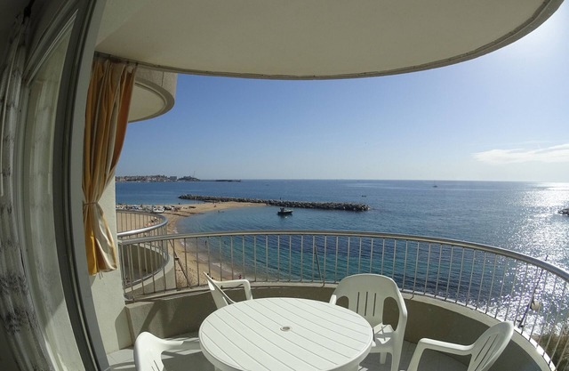 SEAFRONT WITH INTERNATIONAL TV, WIFI AND PARKING