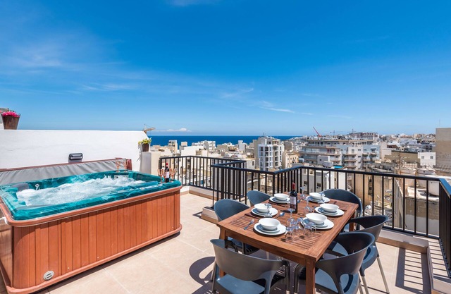Seashells Seaview Penthouse With Hottub