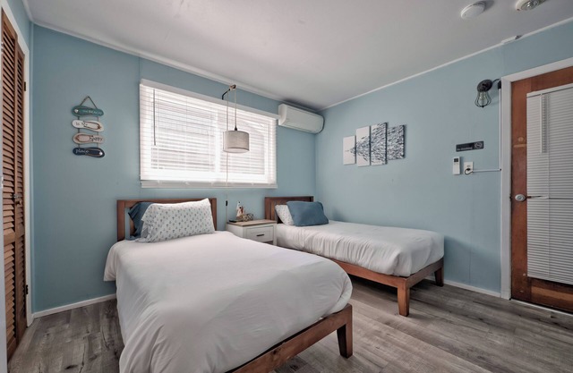 Seashore Condo Hotel #5, Cozy Fire Island Escape, Near Ferry - With Bay Views and Steps from the Beach.