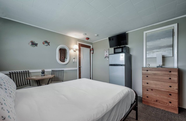 Seashore Condo Hotel #17, Cozy Fire Island Escape, Near Ferry - With Bay Views and Steps from the Beach.