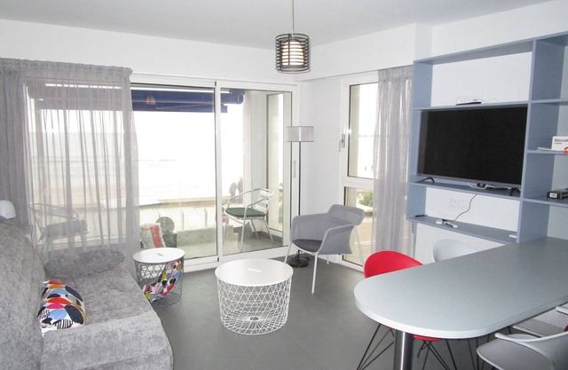 Seaside Apartment with Balcony, Close to Shops