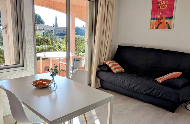 Seaside apartment Sainte Maxime, Gulf of St-tropez. Pine forest.quiet.pool