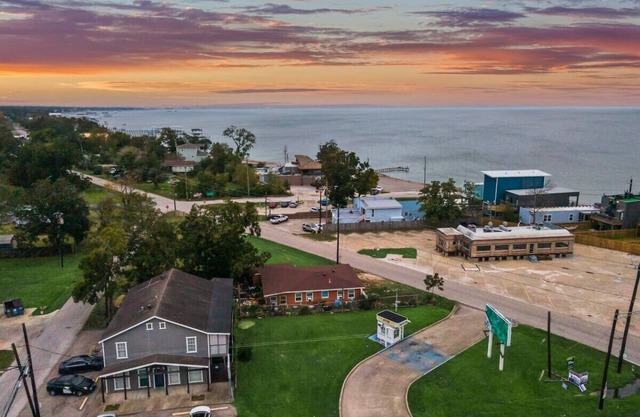 Seaside Charm & Bayfront Dreams: Sunnyside Retreat