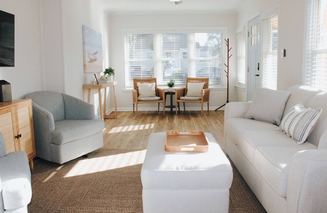 Seaside Cottage - Sleeps 6 - Minutes from beach