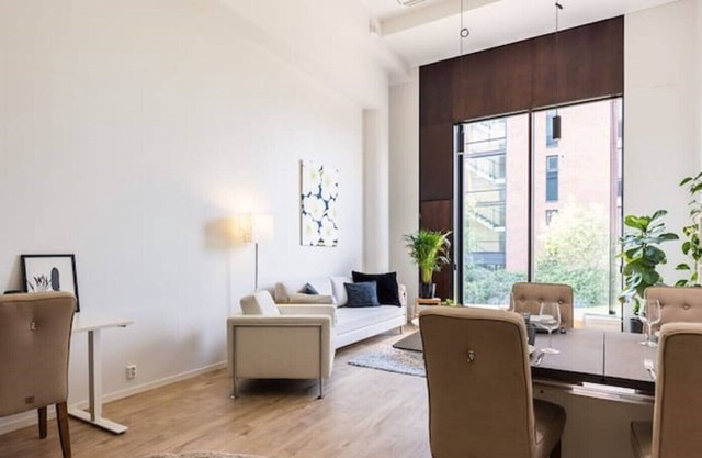 Seaside Deluxe Loft Close to the Beach, Free Parking & 15 min to Metro