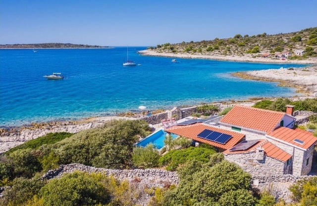 Seaside family friendly house with a swimming pool Cove Pernatice, Drvenik (K-11590)