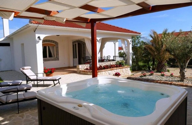 Seaside family friendly house with a swimming pool Barbat, Rab (K-22081)