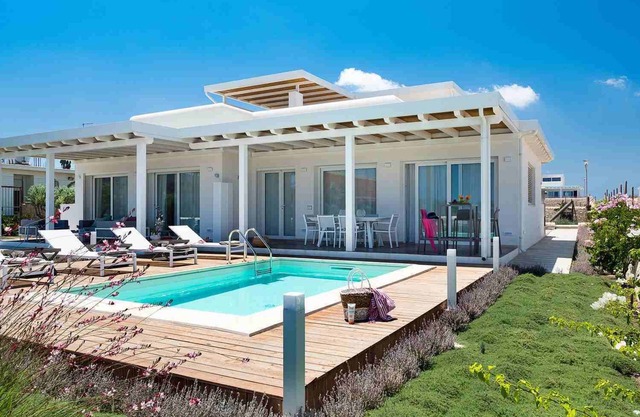 Seaside vacation rental Estate for 40 people in Sicily with 6 pools and AC
