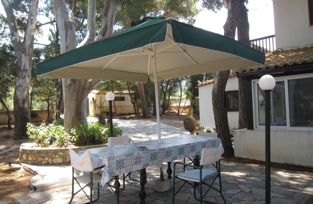 Seaside villa in Kyparissia, Peloponnese — Direct access to the beach below