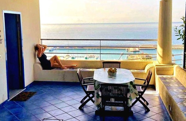 Seaview 3-room apartment- 3 min by car from the beach