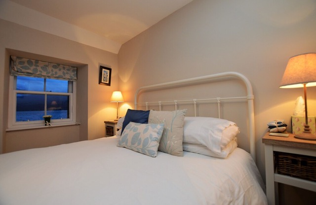 Seaview location in Inverarary, historic cottage within walking distance of town centre, sleeps 4
