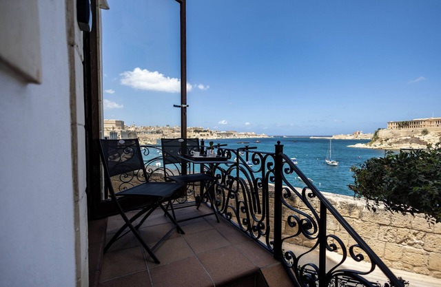 Seaview Retreat: King Suite, Well-equipped & Cleanhome, Stunning Coastal Charm!
