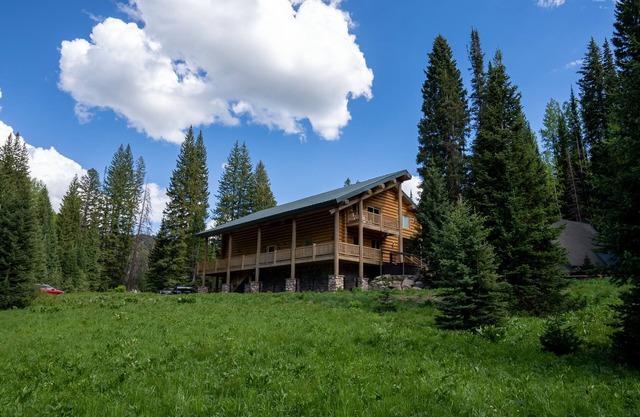 Secluded big cabin within a mile of the resorts. looking for 30d+ rentals