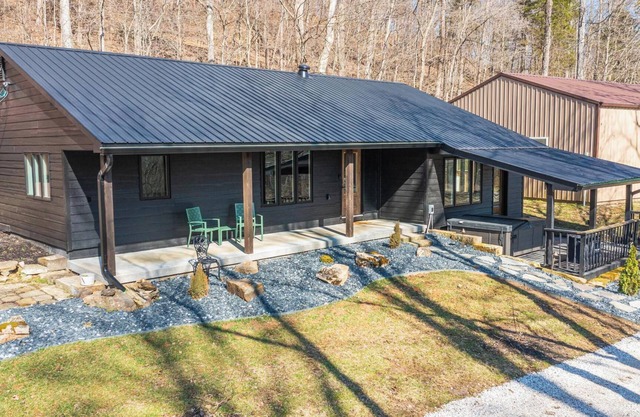 Secluded Cabin in the woods w/Hot tub & Fire Pit near French Lick, IN