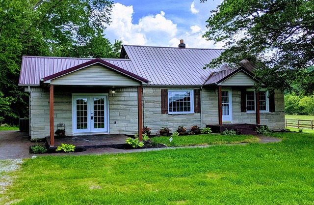 Secluded Creekside farmhouse