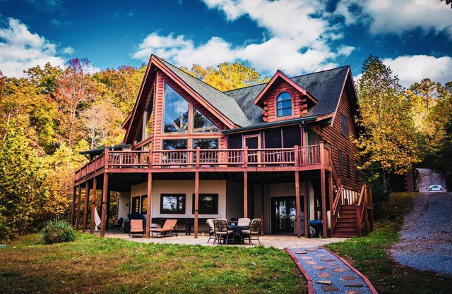 Secluded Lakefront Cabin Resort: 5400sqft 6BR, 5ba