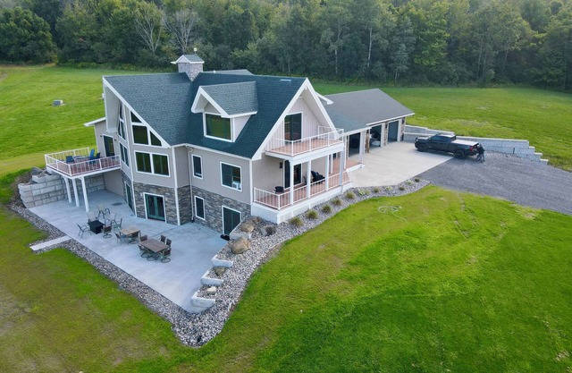 Secluded lodge, with multiple hiking trails and breathtaking views!
