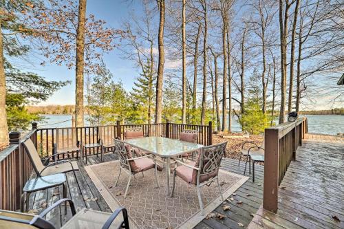 Secluded Lost Lake Cottage with Spacious Loft!