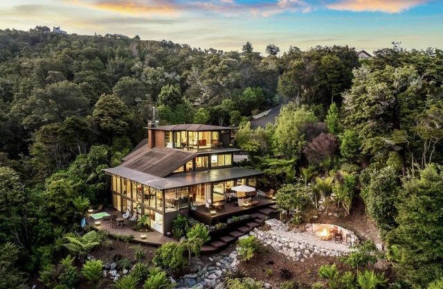 Secluded Luxury Lodge, with direct access to semi private beach