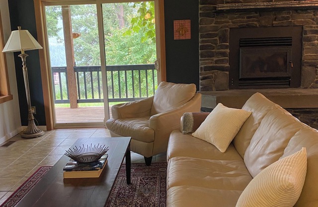 Secluded Retreat near Nelson & Castlegar with Fire Pit, 3 mins from the Beach!
