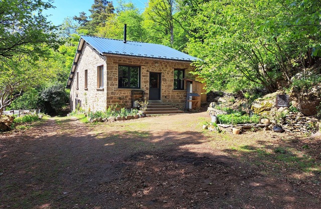 Secluded self-contained gîte in the middle of the forest, near the Yzeron plateau