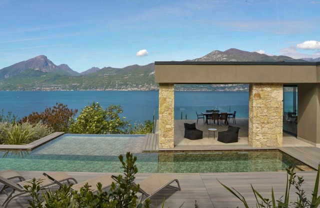 Secluded villa, epic views & pool - 6 mins drive from town centre and pubic beach.