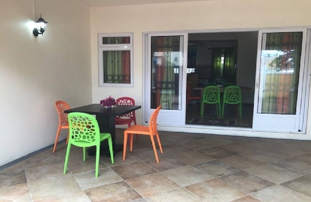 Secured quiet holiday stay - 2 mins walk to beach