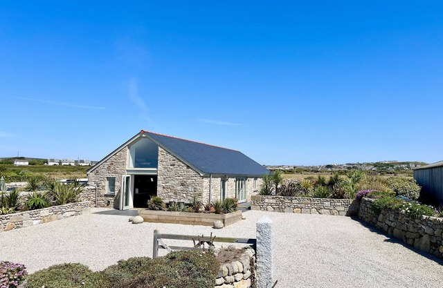 SEE TWO SEAS, CAPE CORNWALL, pet friendly, with hot tub in St Just