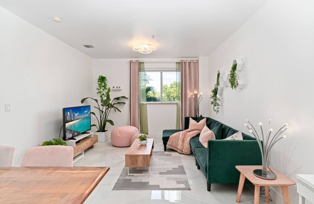Self Check In, Free Parking , Pet Friendly Smart TV's, Desk ,Fast WIFI