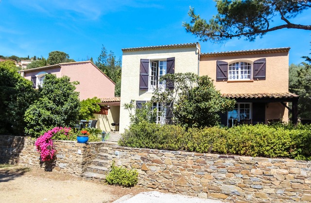 Semi-detached villas * with communal pool in beautiful property. Ideal with family.