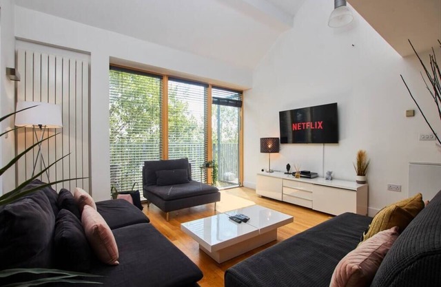 Serene 4 Bed Home in Coventry sleeps10 wParking