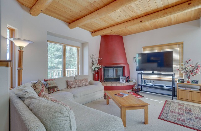 Serene Amalia Cabin w/Deck & Mountain Views
