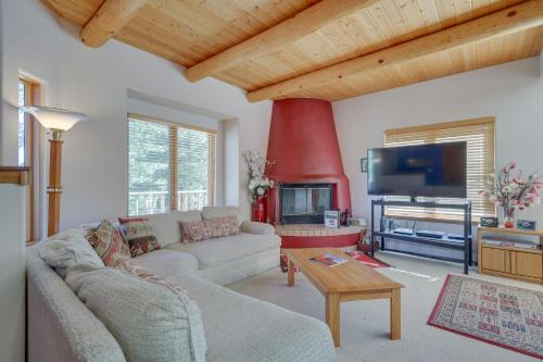 Serene Amalia Cabin with Deck and Mountain Views