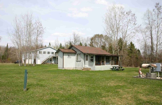 Serene Cabin Retreat: Modern Comfort, Sandy Beach, and Endless Family Fun