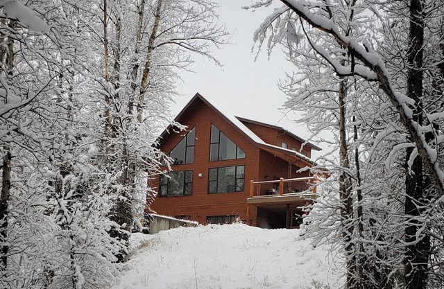 Serene Creekside Cabin near skiing/rafting with views to die for!