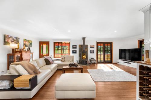 Serene Farm Stay, Modern 3BD, Central Tilba near Mystery Bay! Pets OK