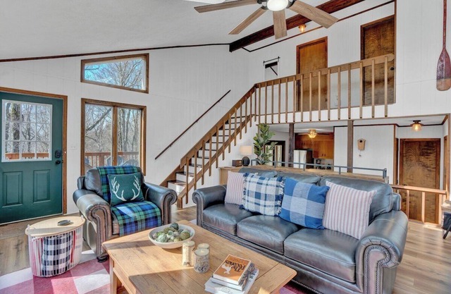 Serene & Fun Family Gem ~ Hot Tub & Theater Room!