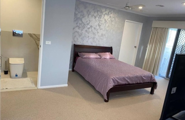 Serene Guest Room in Gladstone Park with Private Entrance