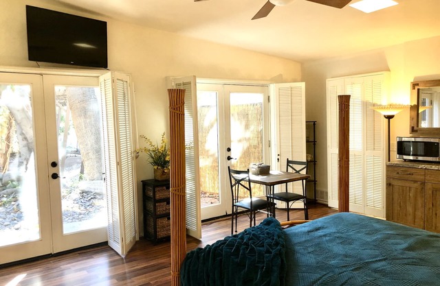 Serene, ideally-located studio near El Paseo and Concert grounds