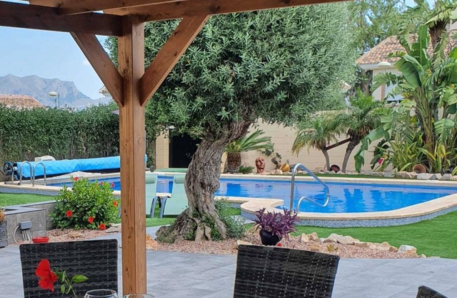 Serene mountain views. Spacious garden with 10x5m pool.