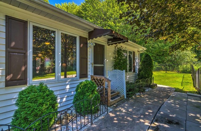 Serene Orchard Park Apartment Large Yard and Patio!
